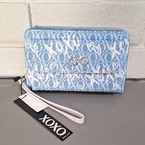 XOXO Light Blue Patterned Sulver Shimmer Speckle Wristlet Walket. NWT